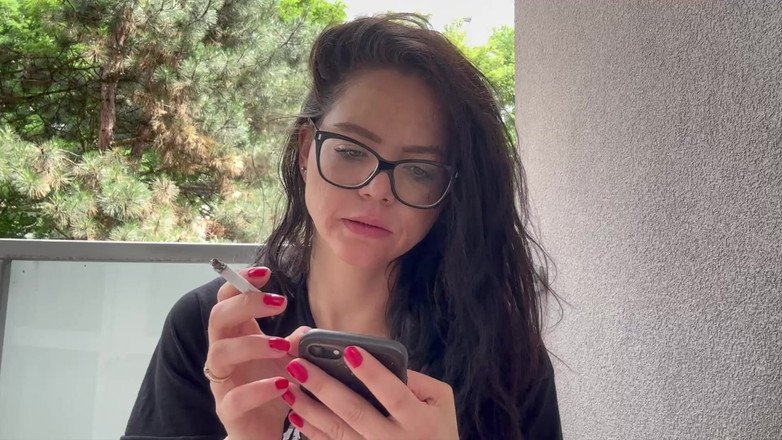 Shione Cooper: Fumer en te répondant ici