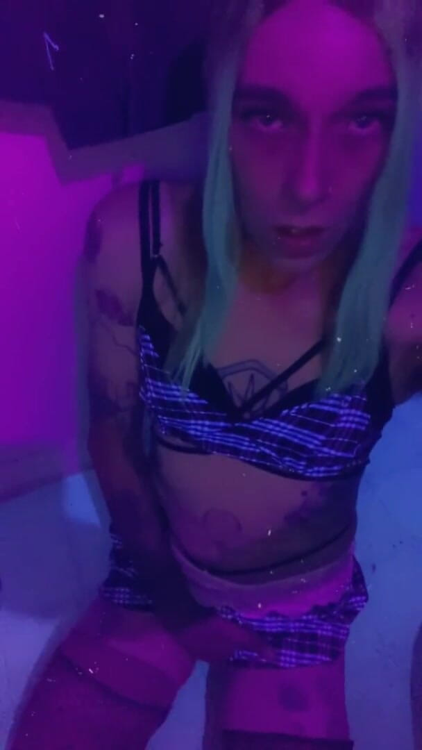 CarmenMelatonin: Sexy universitária adora foder