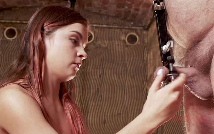 Cruel Furies Femdom: Menghukum batang dengan lembut