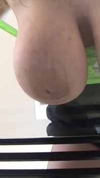 Enormi tette naturali sopra di te