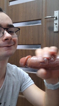 Twink chupa o pau grande do padrasto e recebe porra facial (ejaculando vibrador)