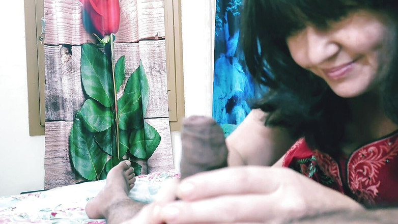 Bolly Karma: Сладкая жена дома пробует мокрый большой черный член