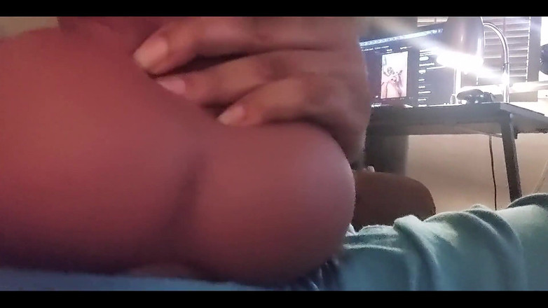 KNKY Bee: Nie słodkie, ale potrzebowałem mojego penisa obsłużonego