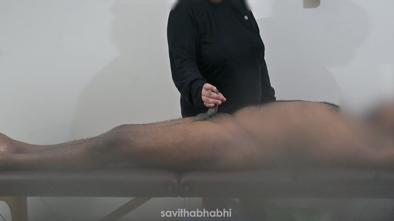 savithabhabhi: スパのハンドジョブがカメラに捉えられる