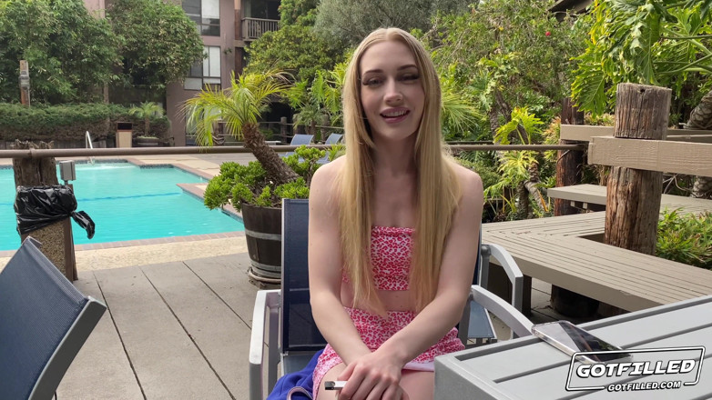 Got Filled: EMMA Starletto scopata si becca un finale con sborrata