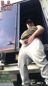 Un Gros Chauffeur De Camion Se Branle Dans La Nature