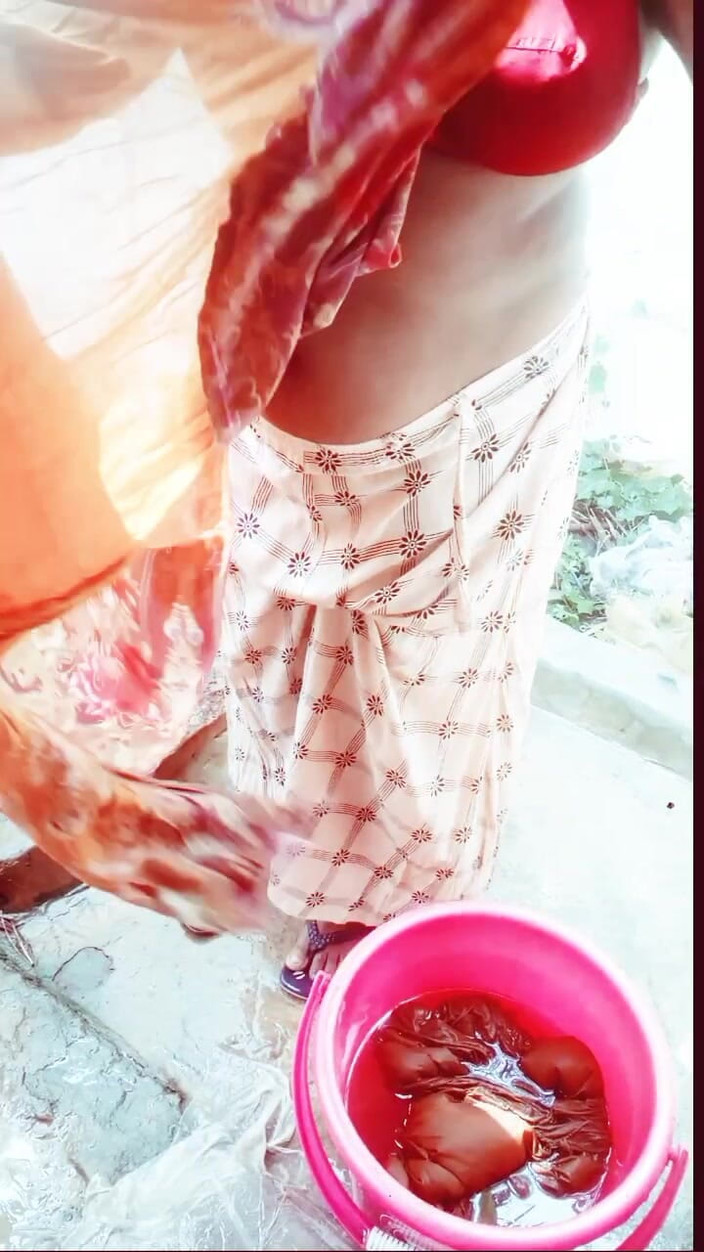 Sadia vabi: Une bhabhi magnifique du village montre son gros cul et...