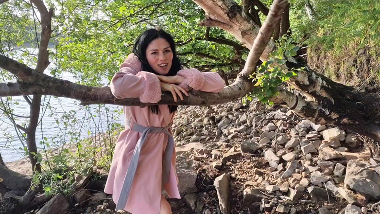 Nicky Brill: 户外裸体张开和张开的阴户