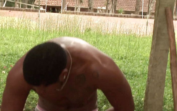 Male Dream: Чисто обрезанный мускулистый чернокожий чувак мастурбирует на улице