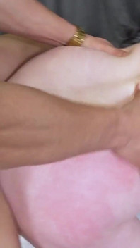 섹시한 MILF를 위한 마사지와 자지. 에미타가 페페포른에서 미소 짓고 있어요