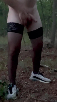 Teenie-junge zeigt körper in strumpfhosen im wald, nacht masturbieren