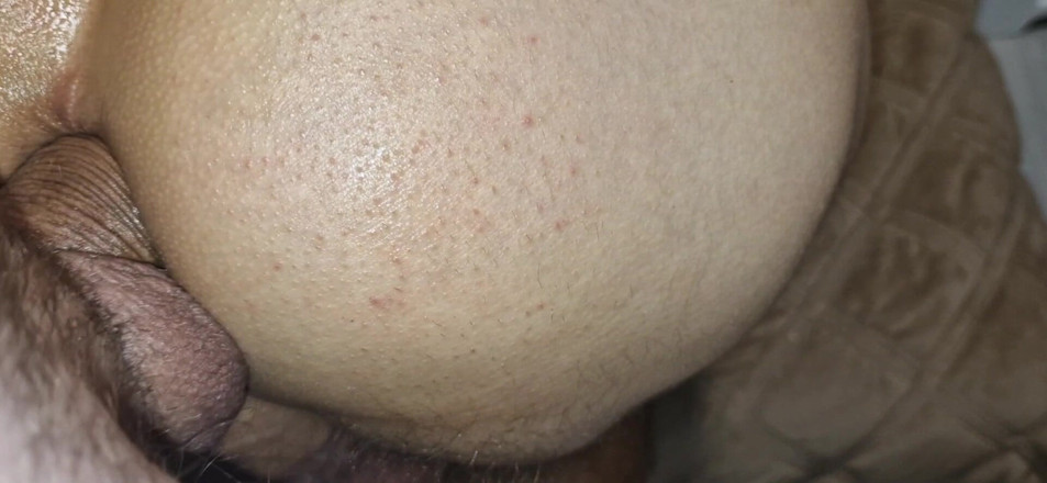 Dinar: Strčím svůj výstřik do zadku Sissy a tvrdě ji šukám.