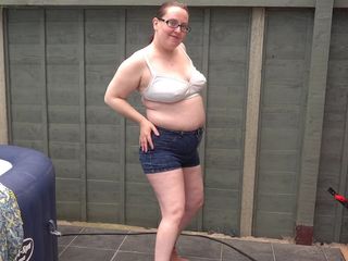 Horny vixen: Une femme mariée à gros nichons dans un short en jean...