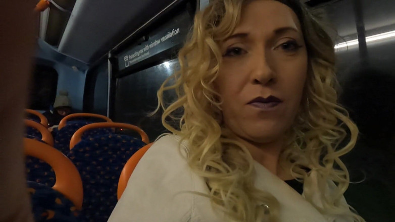 The Midnight Minx: Crossdresser muncrat di bus