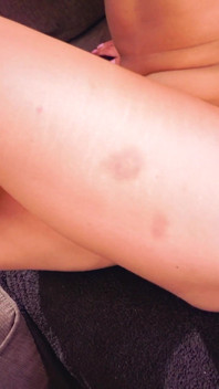 Cherrys si spoglia e si apre la figa