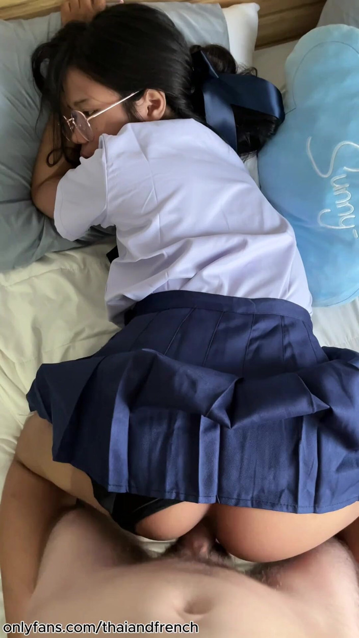 ThaiAndFrench: Turista francese scopa una ragazza tailandese di 18 anni in uniforme