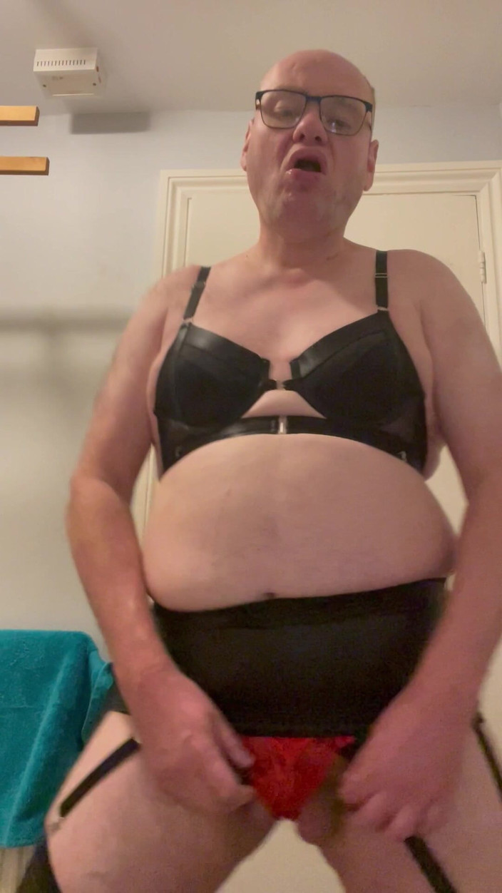 Ancient456: Edepsiz eşcinsel travesti siyah sutyenle seviyor