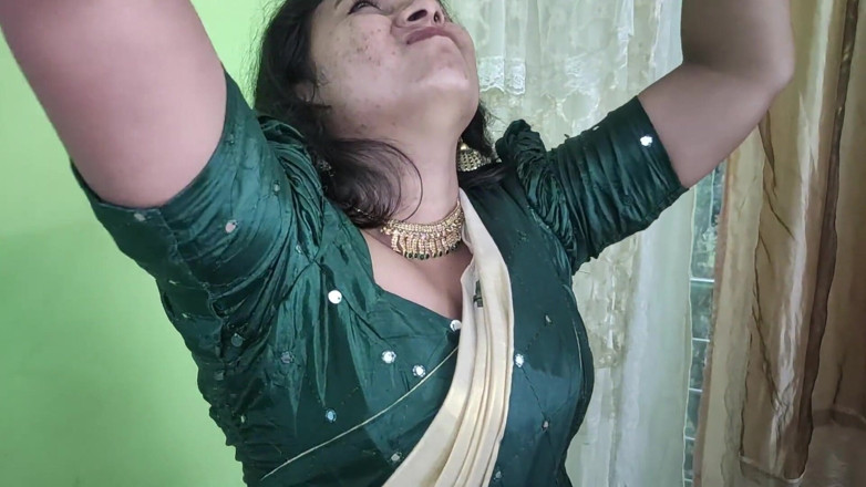 Vaigavarun45: Kerala yarım sari bdsm eli tavana bağlı ve gözleri bağlı...