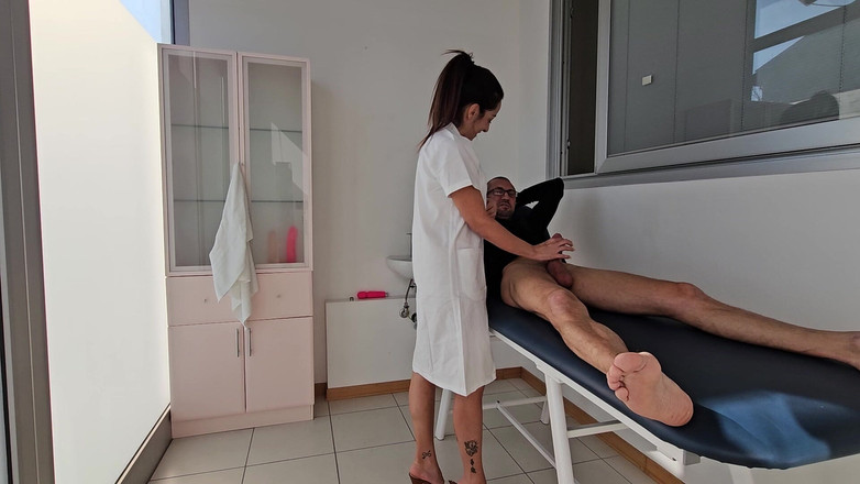 Ferrero anal experience: Doctorița sexy ajută pacientul cu probleme de erecție