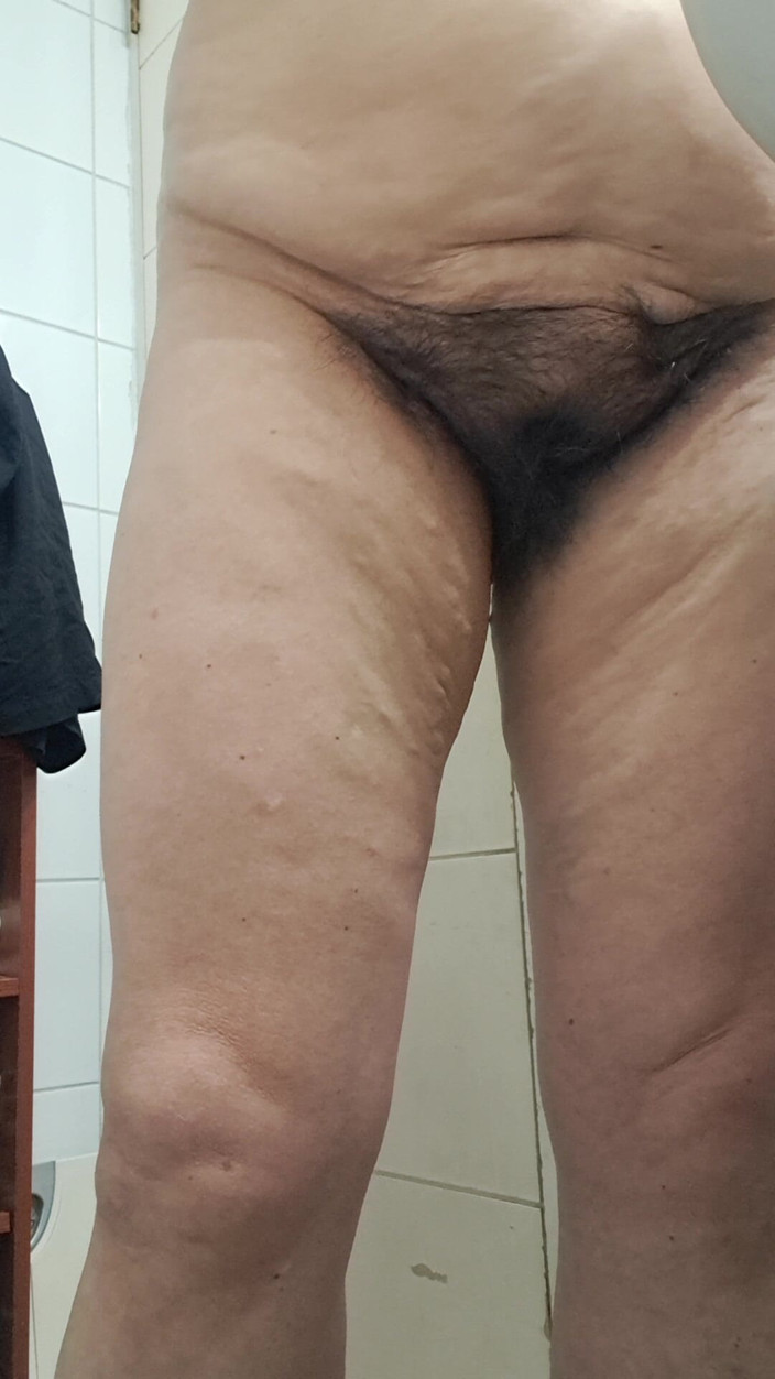 Mommy big hairy pussy: Maduro, peludo, grande coño de milf desde el lado