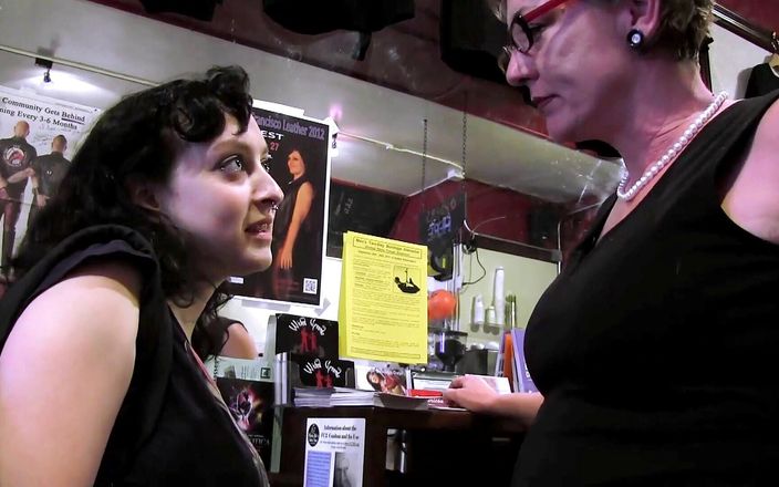 Lesbian Illusion: सेक्सी लेस्बियन milf(चोदने लायक मम्मी) दुकान में छोटी बड़े स्तनों वाली लड़की को बहकाती है
