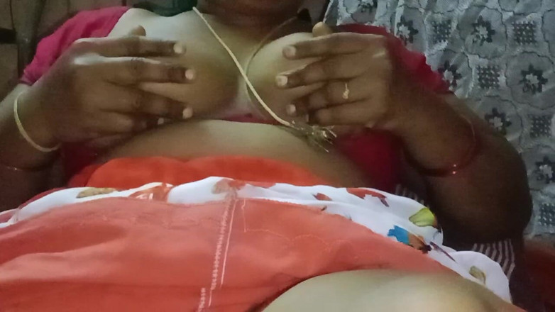 Tamil Anti Uma235: Mia moglie allarga la figa di fronte a suo marito...