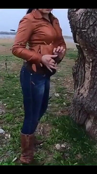Awek sugar yang cantik mengusik seluar jeans ketat dan permainan MILF nakal dengan orgasme mega dalam tab mandi di rumah semasa merokok