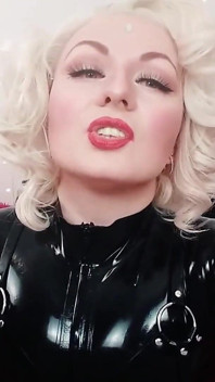Latexová a pvc škádlení, svádění anální díry a sezení na obličeji od Aryy Grander (femdom POV video)