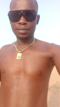 Andando com meu enorme pau nas costas masturbando na praia de Cotonou Sozinho