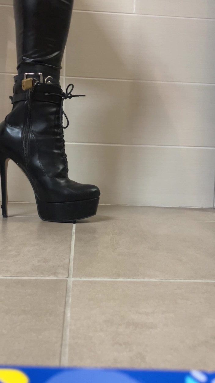 Celiasm: ऊँची एड़ी के जूते में घिरा लेटेक्स जुर्राब