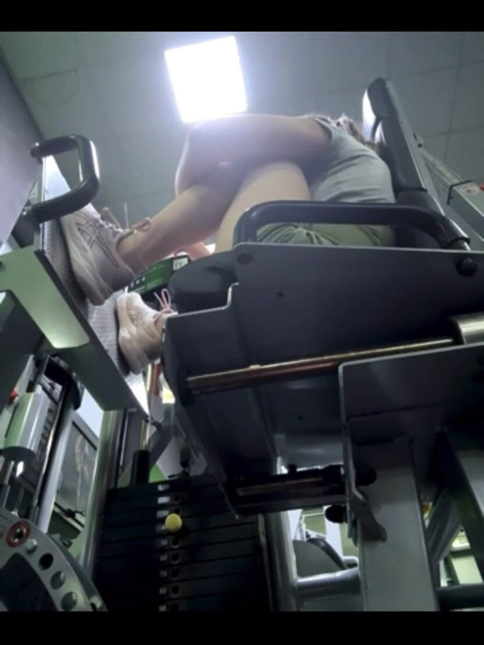 JuiceLussie: Fitnessstudio-Masturbation: Geile schönheit in der Fitthalle massiert ihre muschi und...