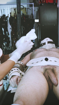 Latexová sestra Dominafire zvuky a mléko Segufix svázaný otrok