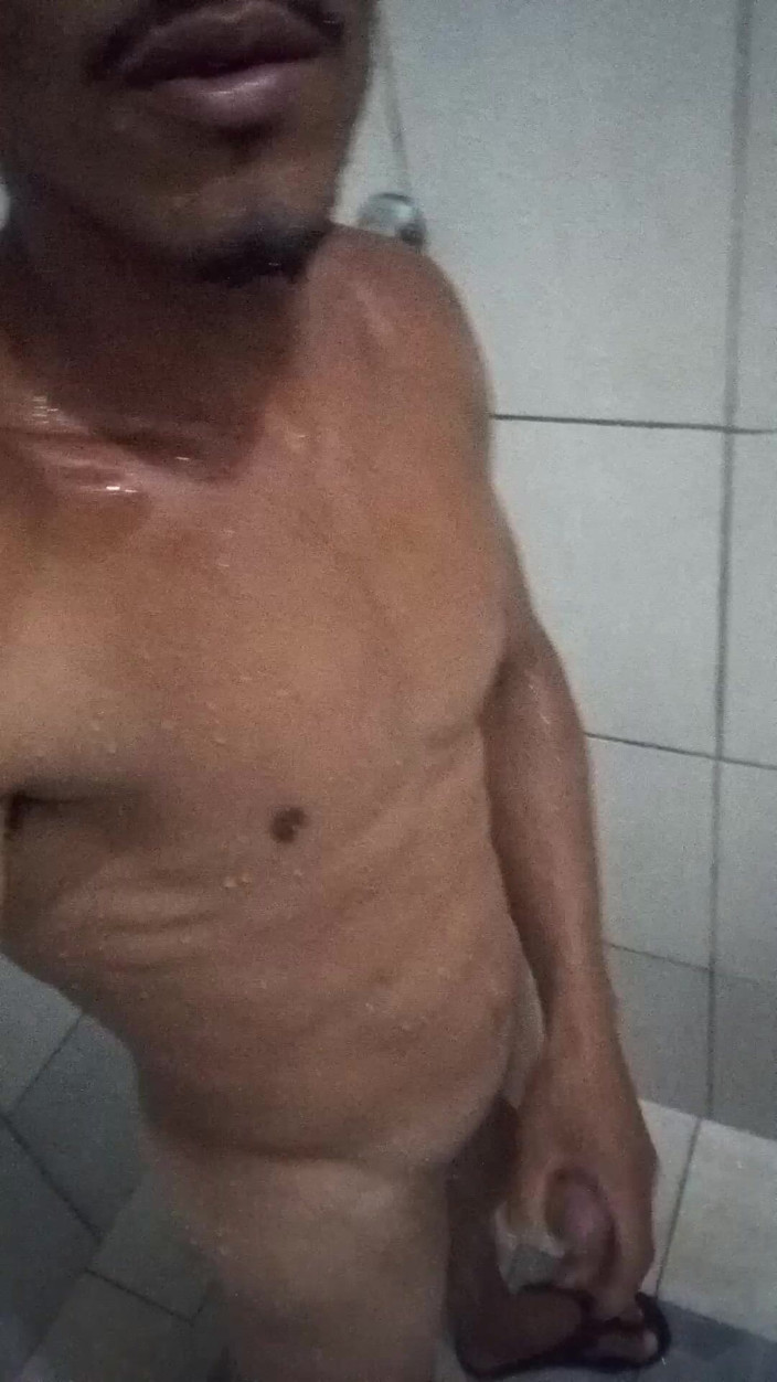 Bruninho Menezes: ブラジルのブルネット、16cm太い女性がシャワー中にいる - 毛深く硬いペニスが熱いシャワーを浴びている