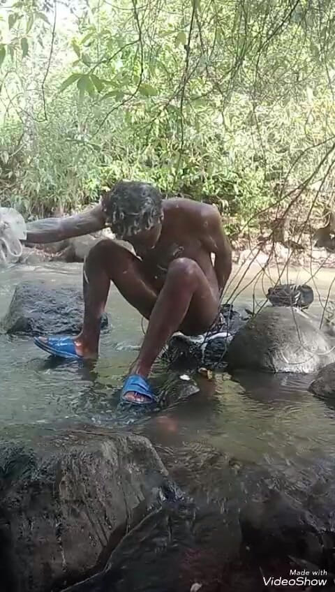 Sexyjayla254: Cewek kulit hitam lagi asik masturbasi pakai sabun dan muncrat...