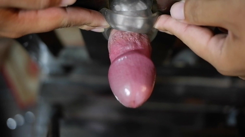 Milky Tata: Cewek sange ini lagi asik muasin memeknya pakai mainan seks...