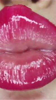 İki prenses seksi vücutları ve yapışkan sulu parlak ruj öpücükleri ile seni büyüliyor