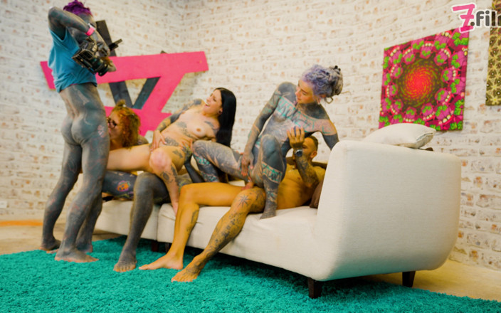Z-Filmz: Wytatuowane dziewczyny cipki orgia z dużymi wytryskami i first timer