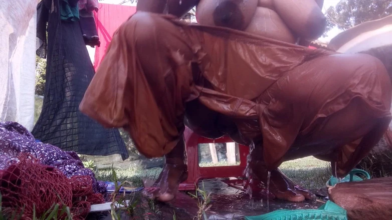 Sadia vabi: College Girls Sexy Bath