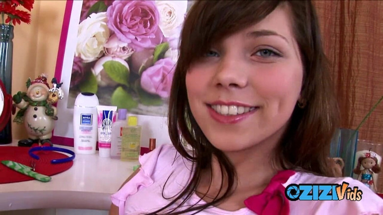 Zizi Vids: Sexy děvka používá robertek na svou hladkou a sexy kundičku