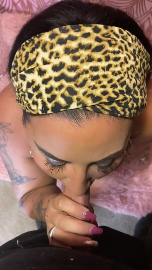 MzKiTTy91: Soție sexy cu cur perfect suge pula, ejaculare uriașă