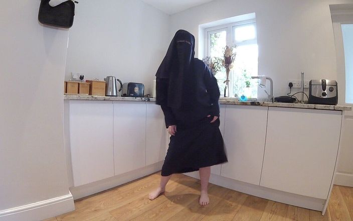 Horny vixen: Khiêu vũ trong Burqa với Niqab và không có gì...