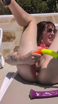Hubená zrzka Pixie Pink má ve vile dlouhé anální hadí dildo