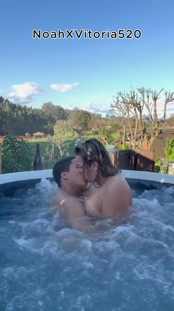 Vitoria Coronado: Utomhussex med en het blond MILF i en badtunna - Jacuzzi