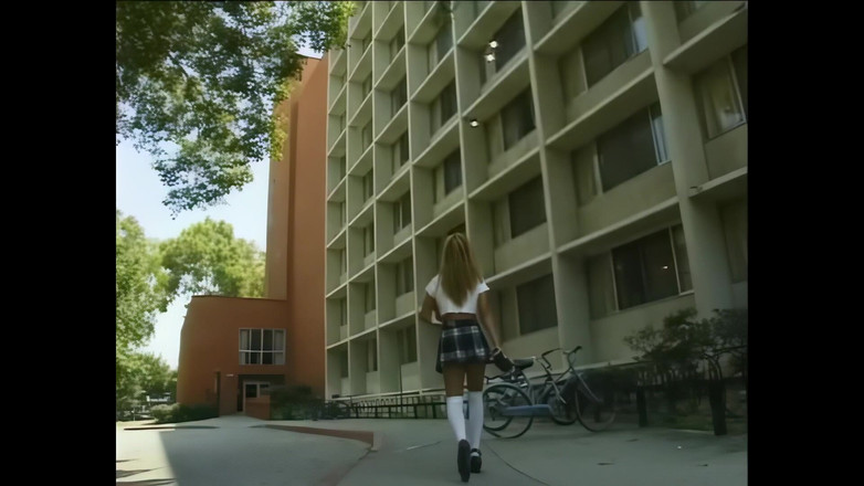 The BronX: Allysin은 수탉 위로 점프하는 것을 좋아합니다.