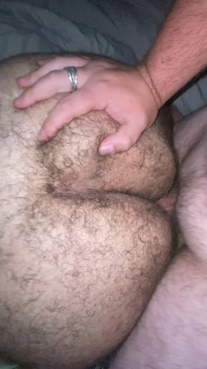 Jay M: Harige slet langs achteren neuken waardoor ze romig worden op...