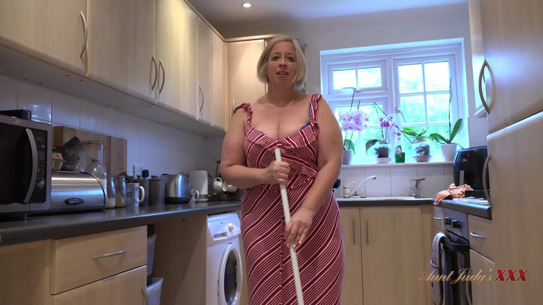 Aunt Judy's XXX: Ibu tiri super semok ini lagi asik nyepong kontol di...