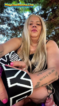 Donnona brasiliana milf dea mattina rituale del fumo all'aperto mostrando cosce
