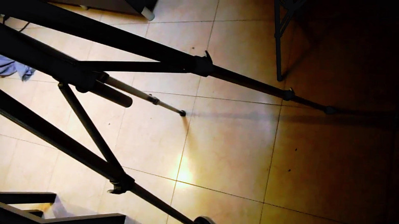 Amadeus studio: Elektrikçi, ebeveynleri orada olmadığında bundan faydalanır