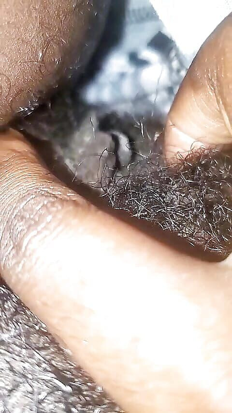 Roseblue2: 彼女の濡れたタイトな猫をこする