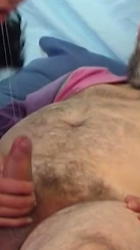 Une MILF brune à forte poitrine suce et chevauche son amant